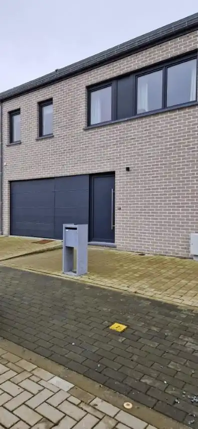 Ruime NIEUWBOUWWONING met 3 slaapkamers, garage en tuintje foto {{pictureIndex}}