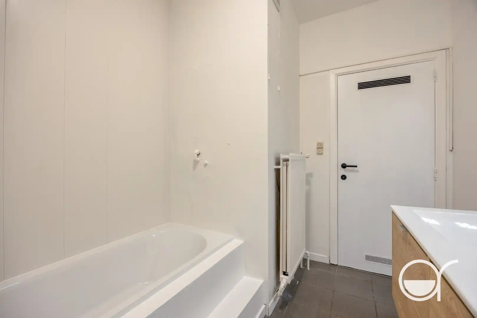 Instapklaar tweeslaapkamerappartement met garagebox foto 9