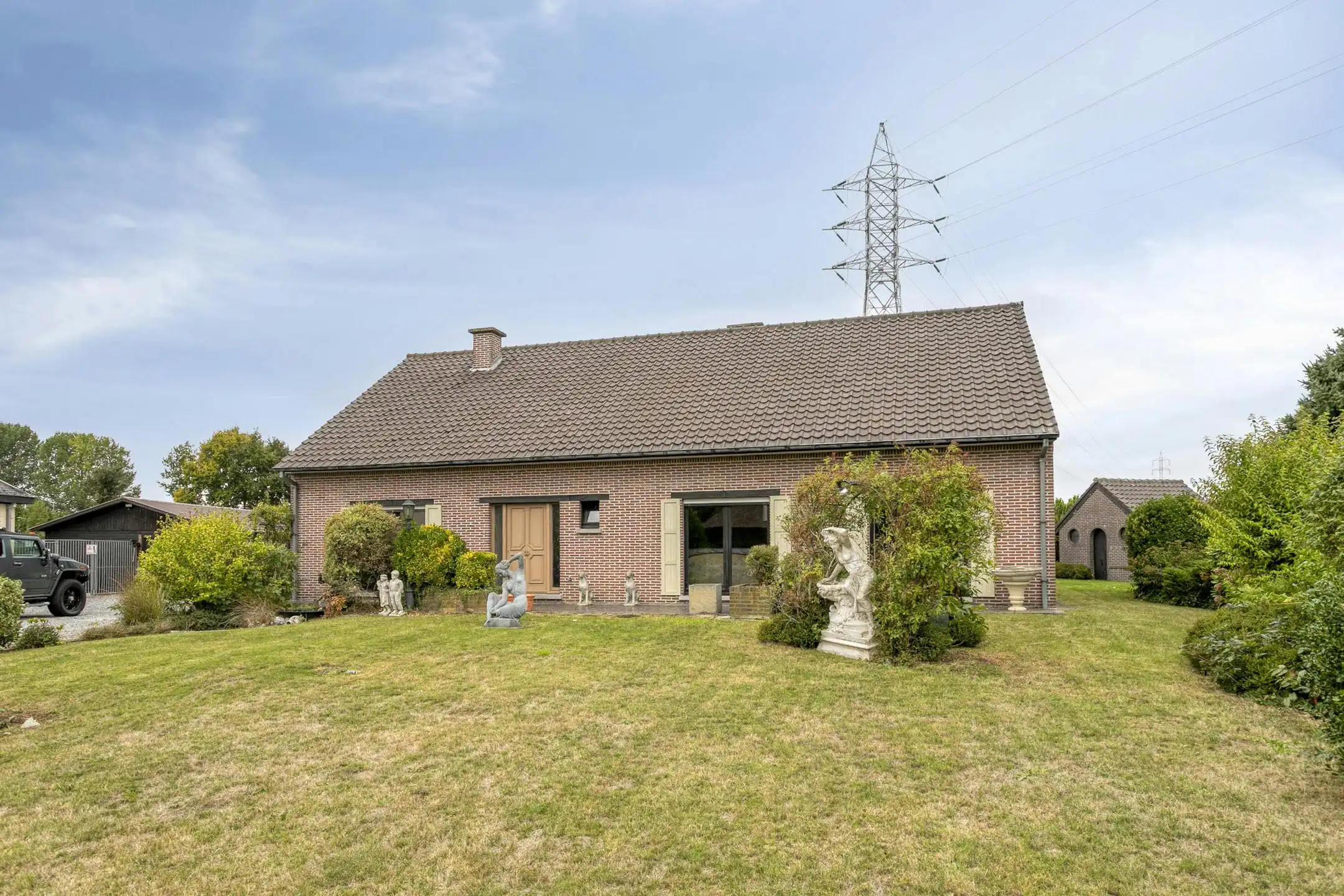 Hoofdfoto van de publicatie: Gelijkvloers huis op ruim perceel te koop in Waregem