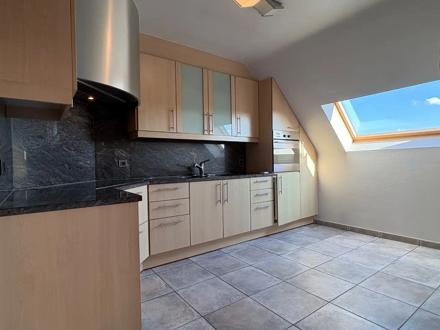 Appartement te koop op de 3de verdieping in Harelbeke. foto 6