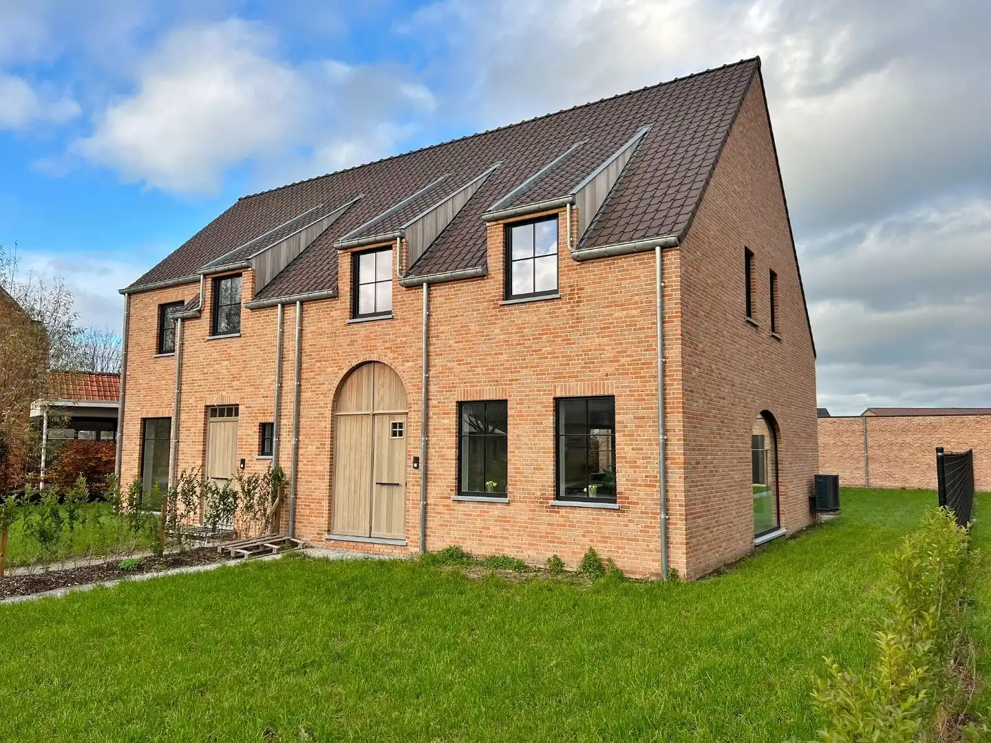 Halfopen karaktervolle nieuwbouwwoningen met tuin en dubbele garage te Elverdinge foto {{pictureIndex}}