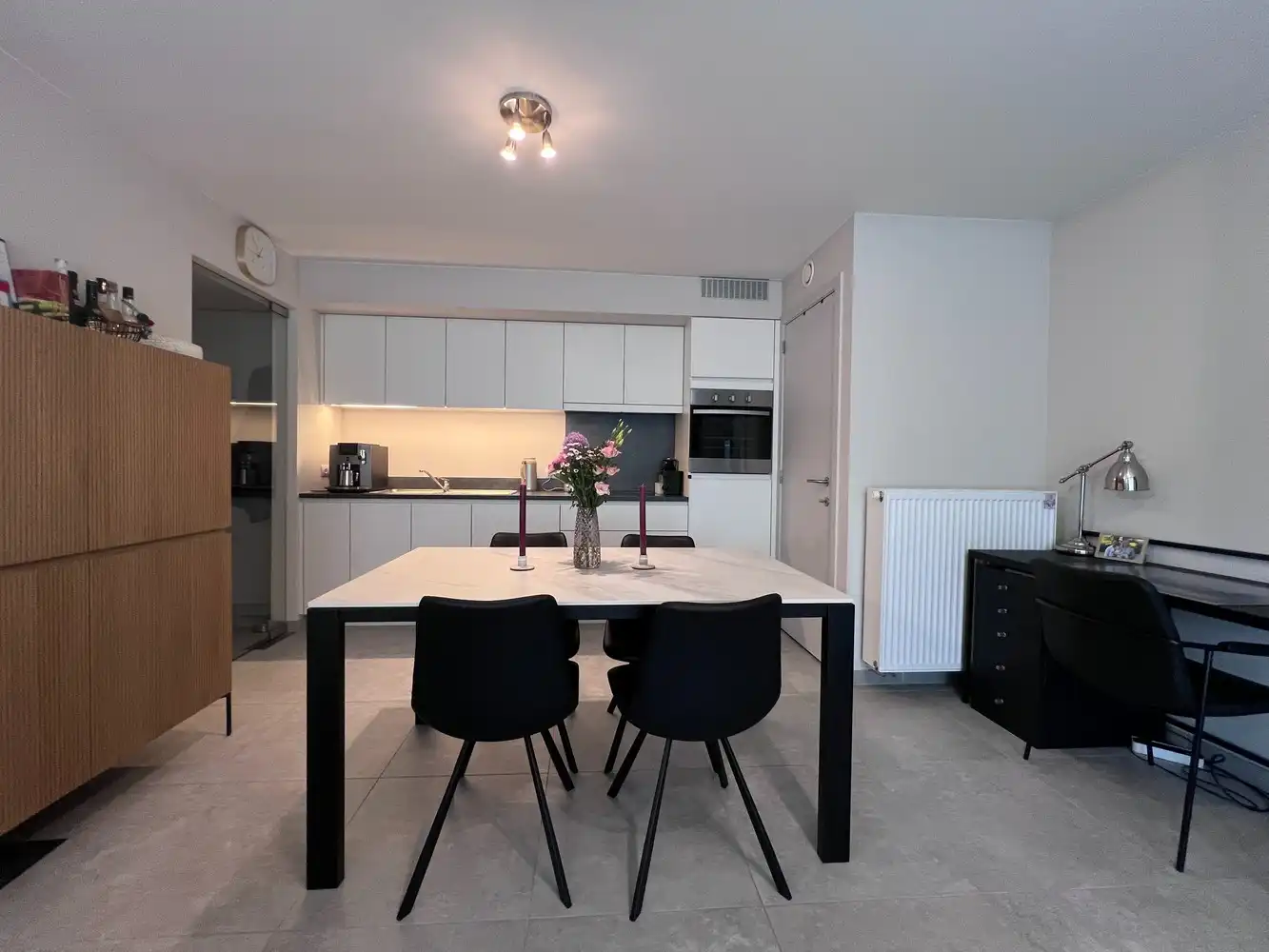 Modern gelijkvloers appartement op het dorpsplein in Koolskamp. foto 4
