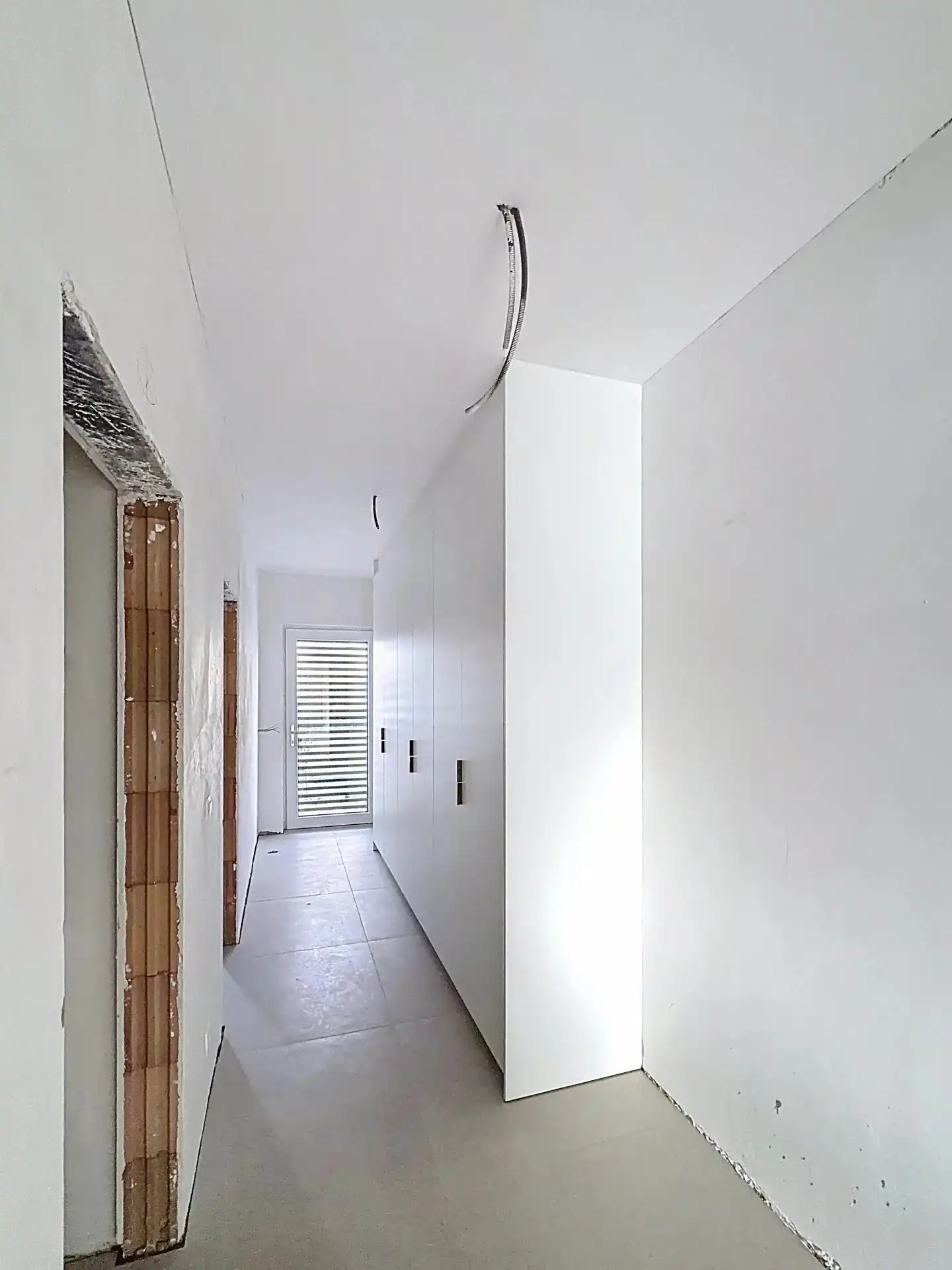 Luxueus en modern afgewerkt gelijkvloers appartement met tuin, 1 slaapkamer en 2 staanplaatsen. foto 8