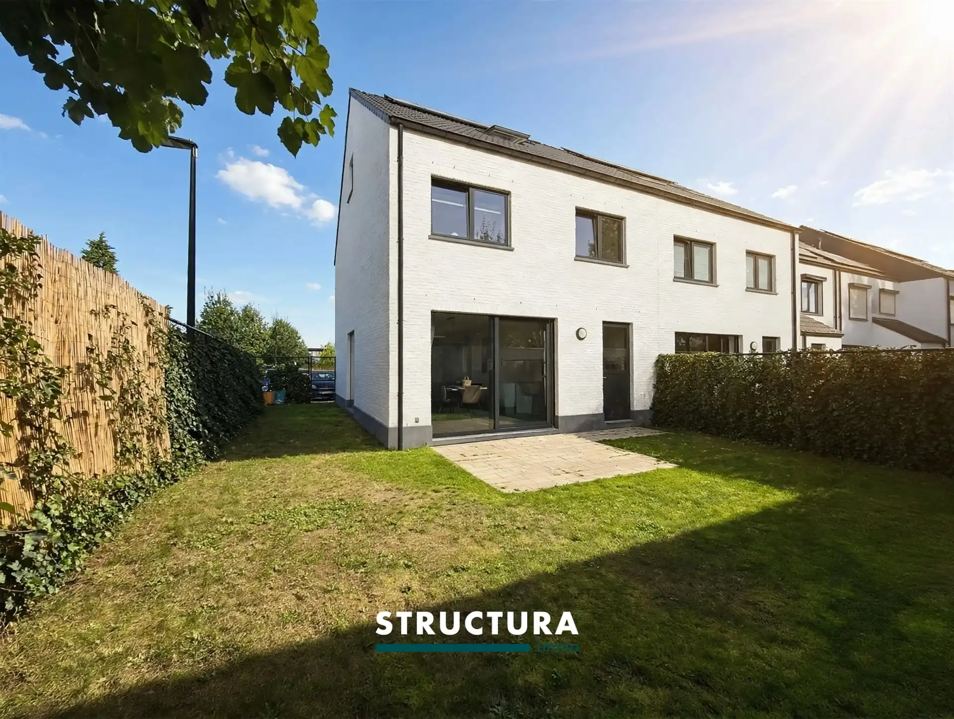 Nieuwbouw woning met drie slaapkamers foto {{pictureIndex}}