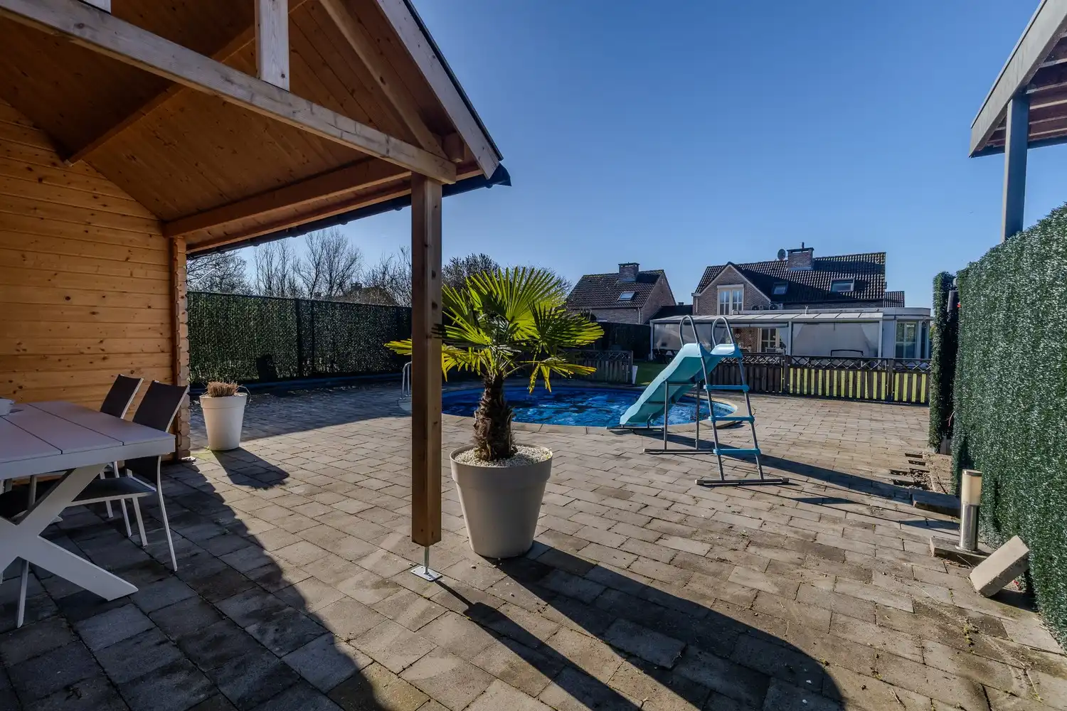 Stijlvolle, instapklare woning met vier slaapkamers, twee badkamers en verwarmd zwembad te koop in Lanaken foto 43