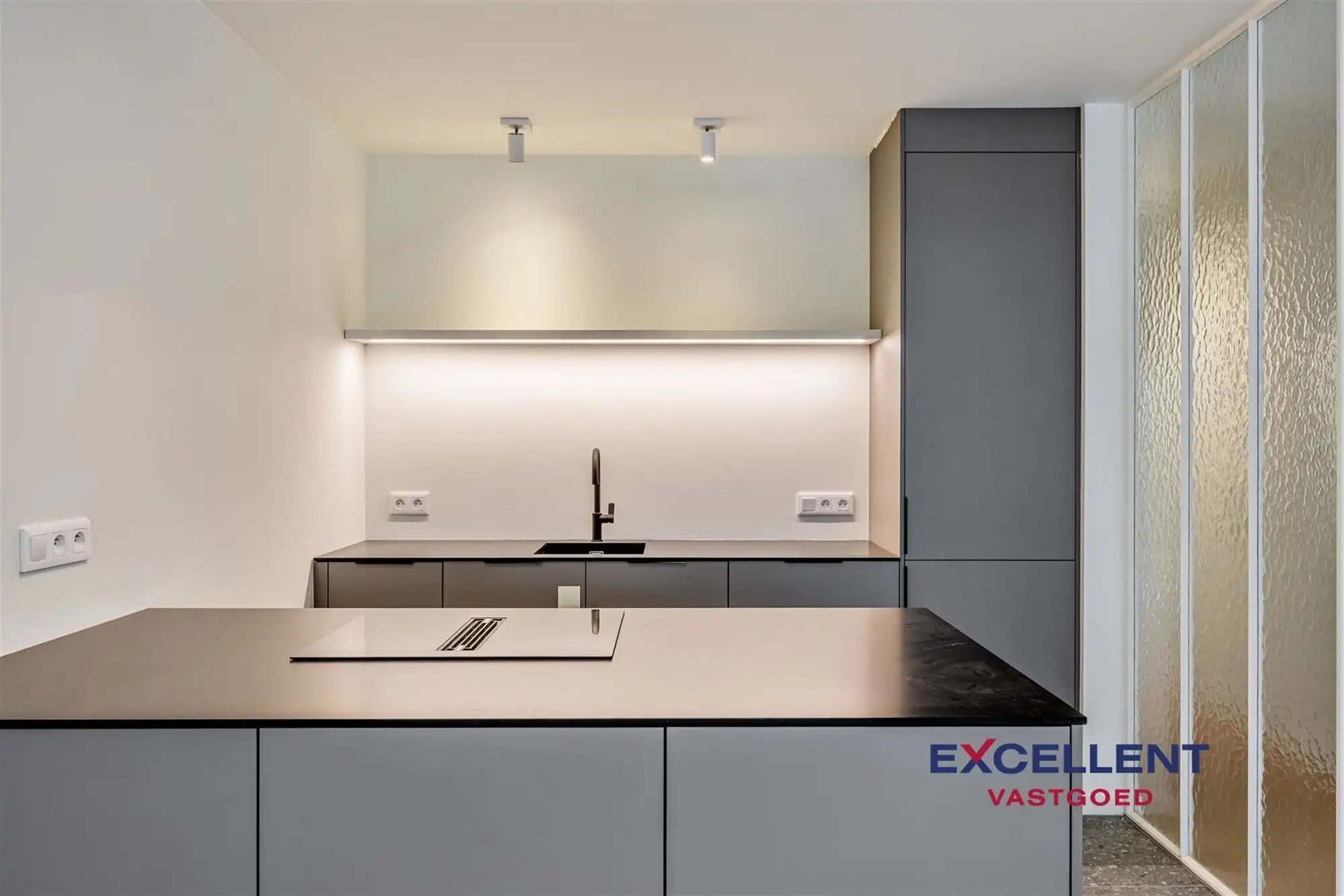 Volledig gerenoveerd 2-slaapkamer appartement centrum Deinze te huur foto 2