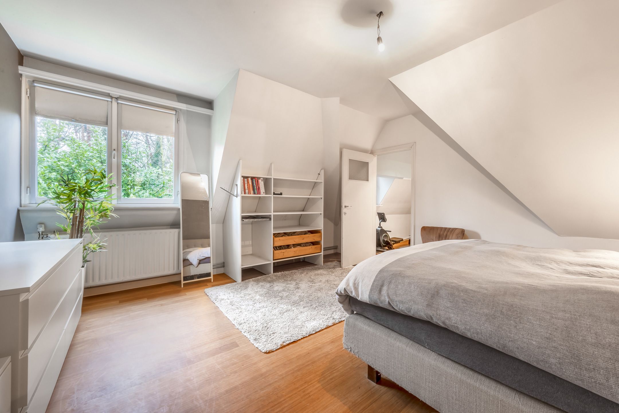 Ruime villa met bijgebouw in residentiële wijk foto 12