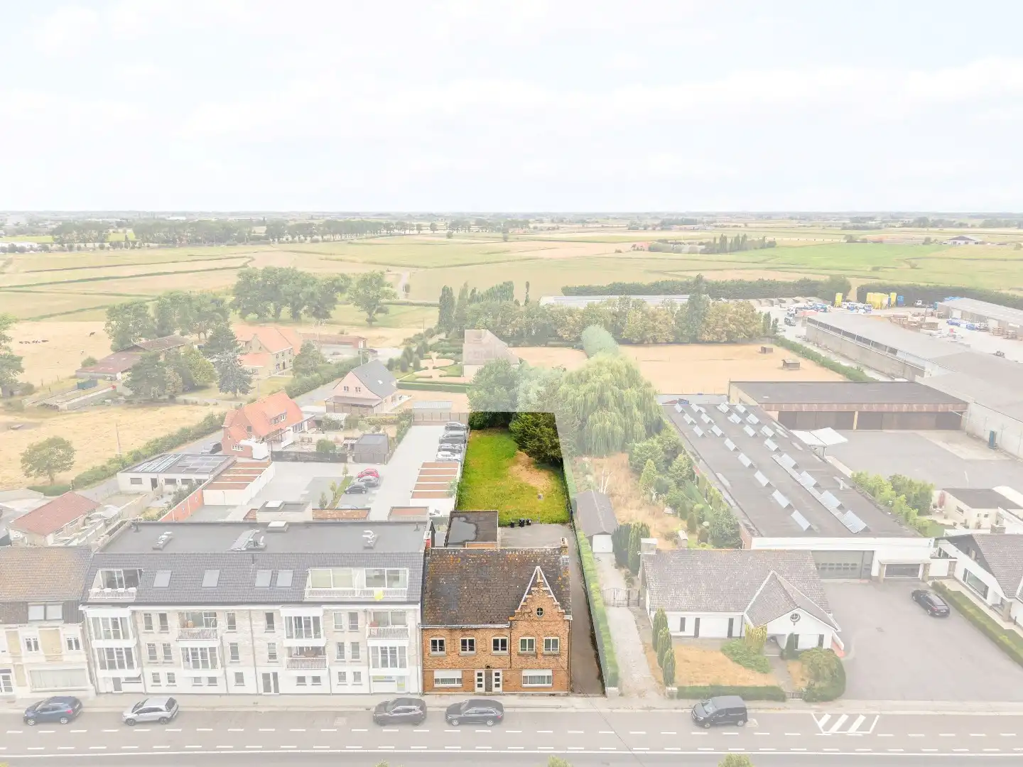 Opbrengsteigendom bestaande uit 2 ruime woningen, 3 garage en grond. foto 13