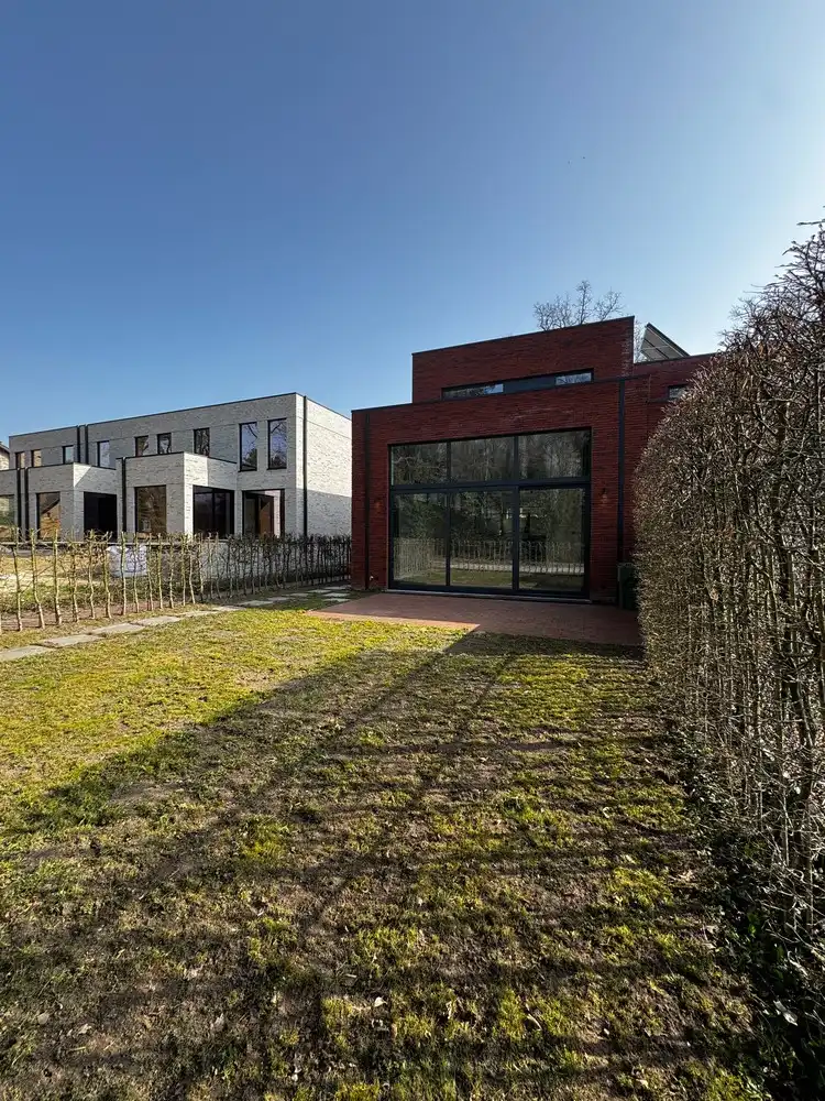 Architecturale woning met unieke split-level leefruimte in het groene Wiemesmeer foto 17