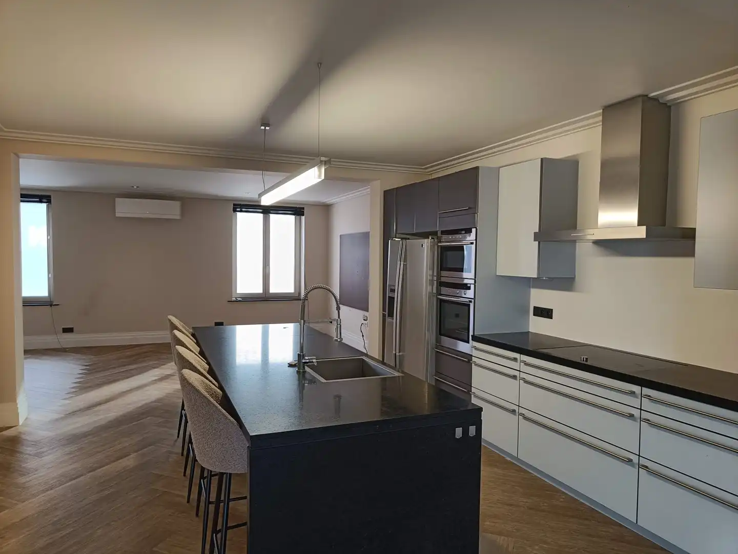 Gerenoveerd appartement met 4 slaapkamers foto 5