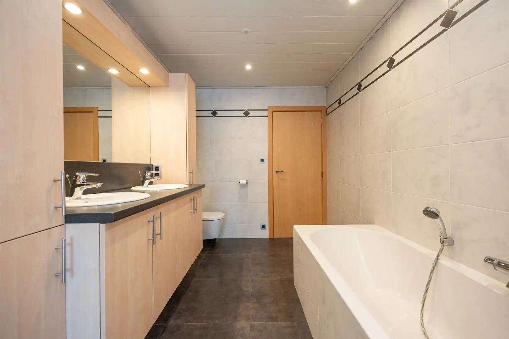 Woning met 5 slaapkamers en 2 badkamers op zuid perceel. foto 15