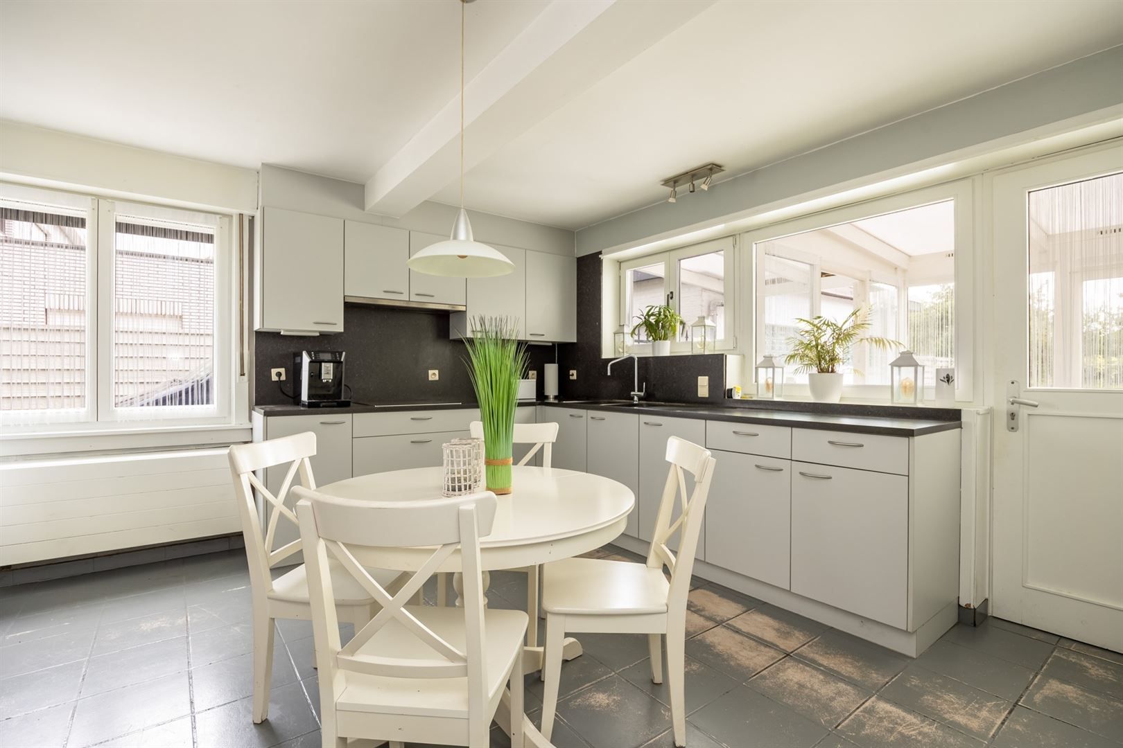 Instapklare halfopen woning met zonnige tuin aan de Vaart Schoten foto 8
