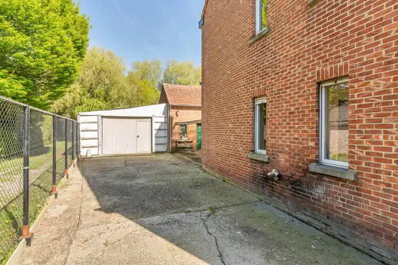 Rustig gelegen gezinswoning met aanpalend een groot bijgebouw op een perceel 9are foto 11