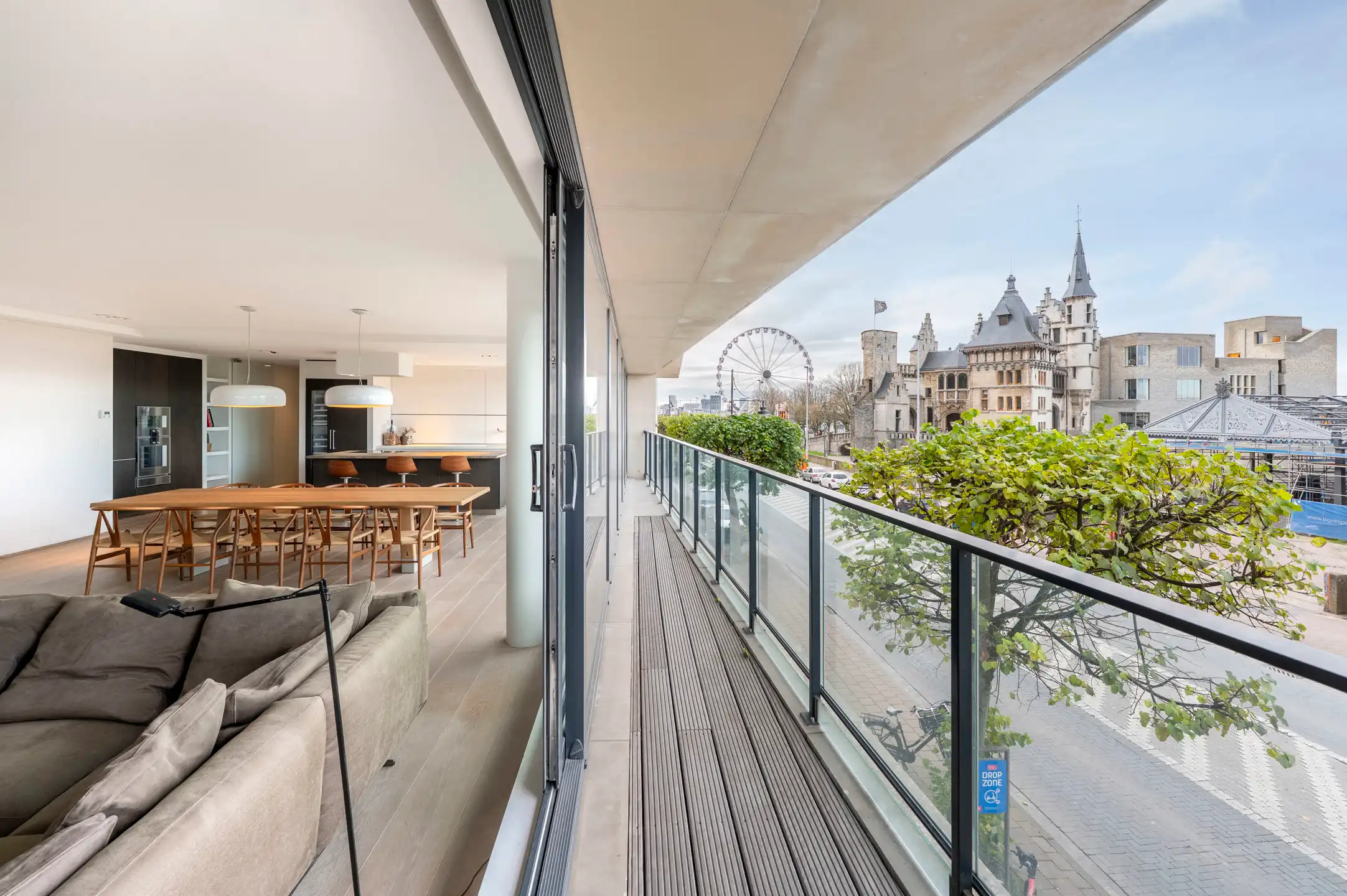 ANTWERPEN - Ruim appartement met uitzicht op de Schelde foto {{pictureIndex}}