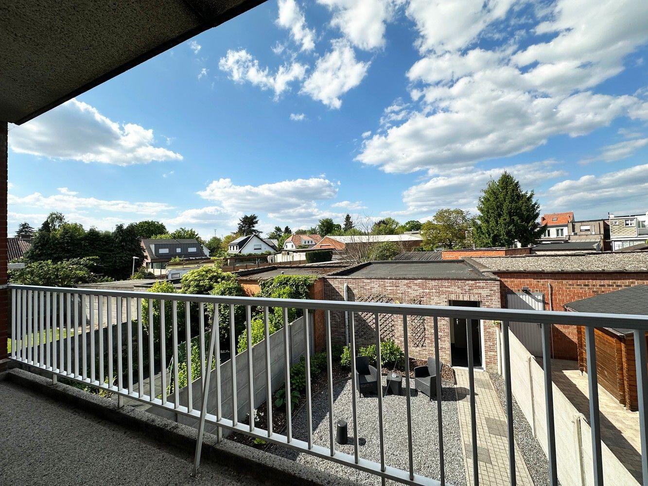 Verzorgd appartement met twee slaapkamers en terras te Wijnegem! foto 8
