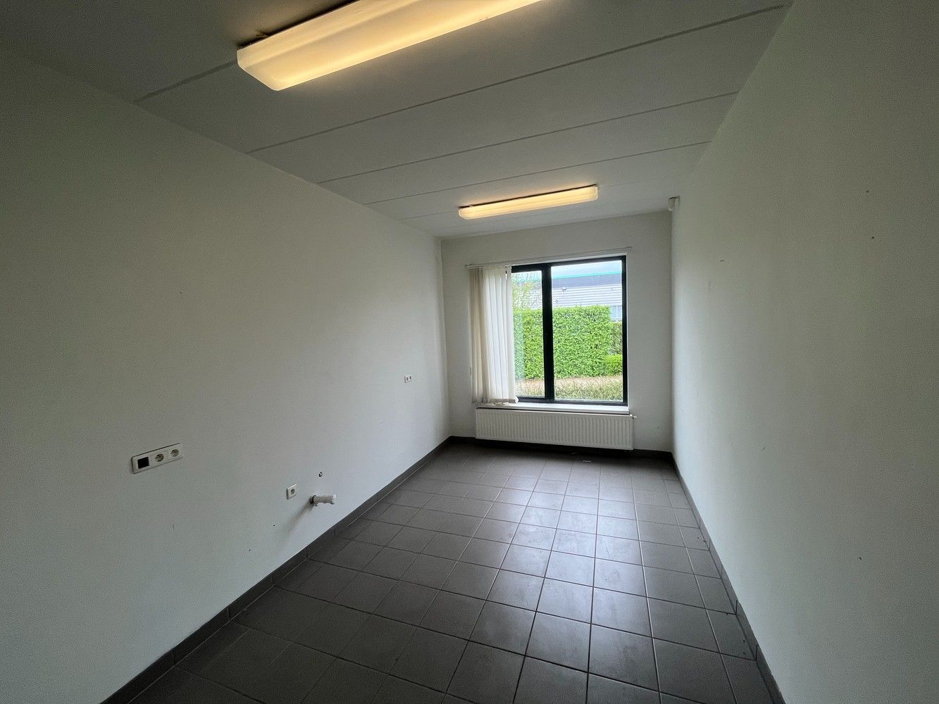 Bedrijfshal met terrein foto 8