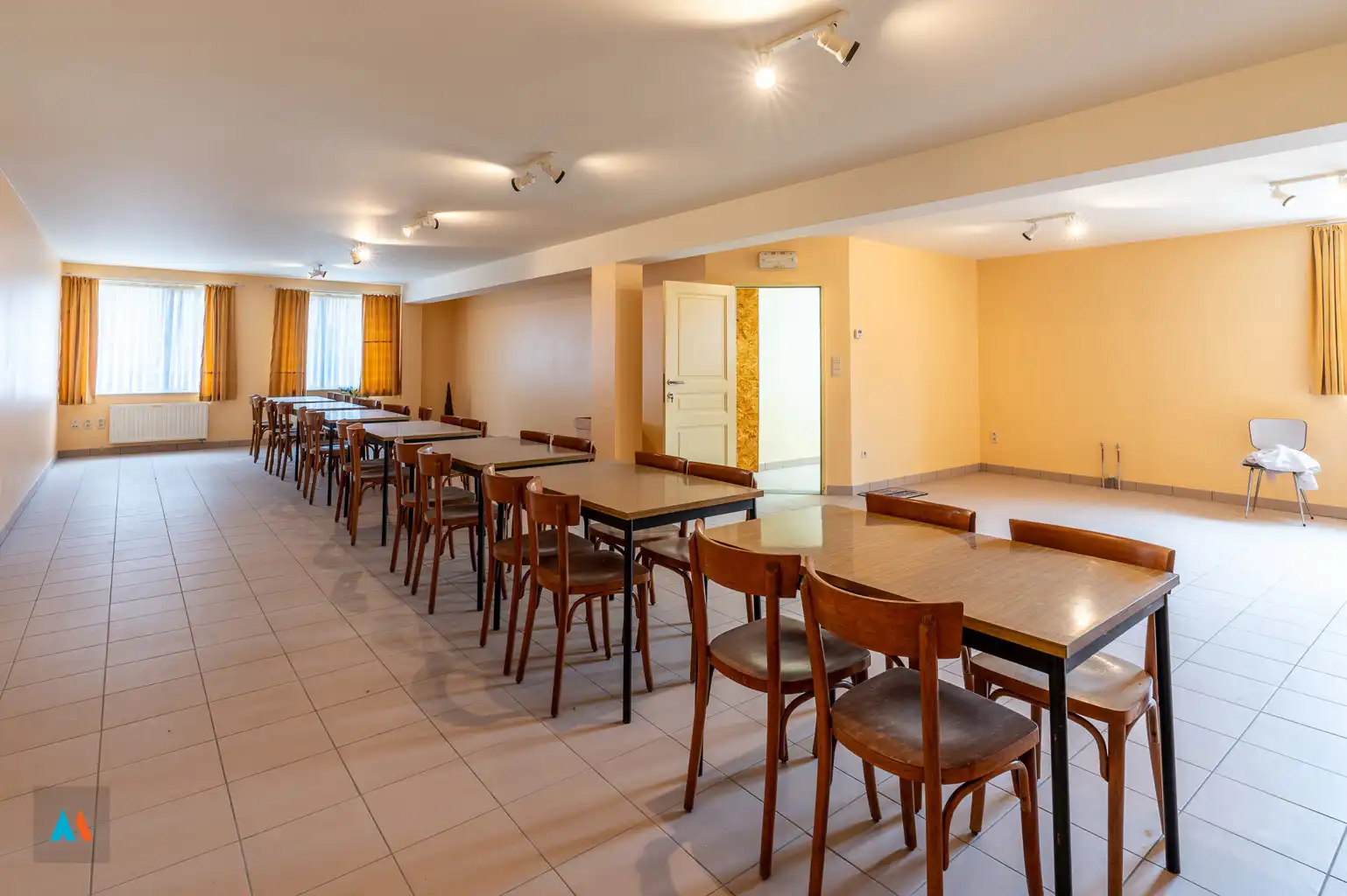 Gezinswoning met ruime loods foto 21