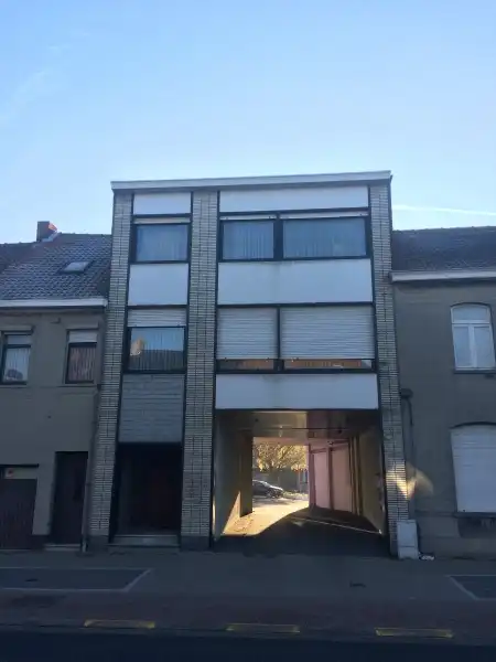 Uitzonderlijke opbrengsteigendom met 19 studio's, ruim magazijn en 2 woningen met ruime parking. Een uitstekende investering met onmiddellijk inkomstenpotentieel! foto 7