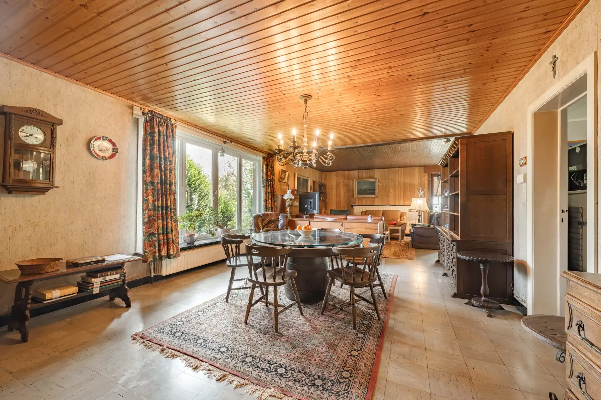 Charmante, op te knappen, statige villa met 3 slaapkamers en garage op een ruim perceel gelegen in het groen TE KOOP in Wielsbeke. foto 8