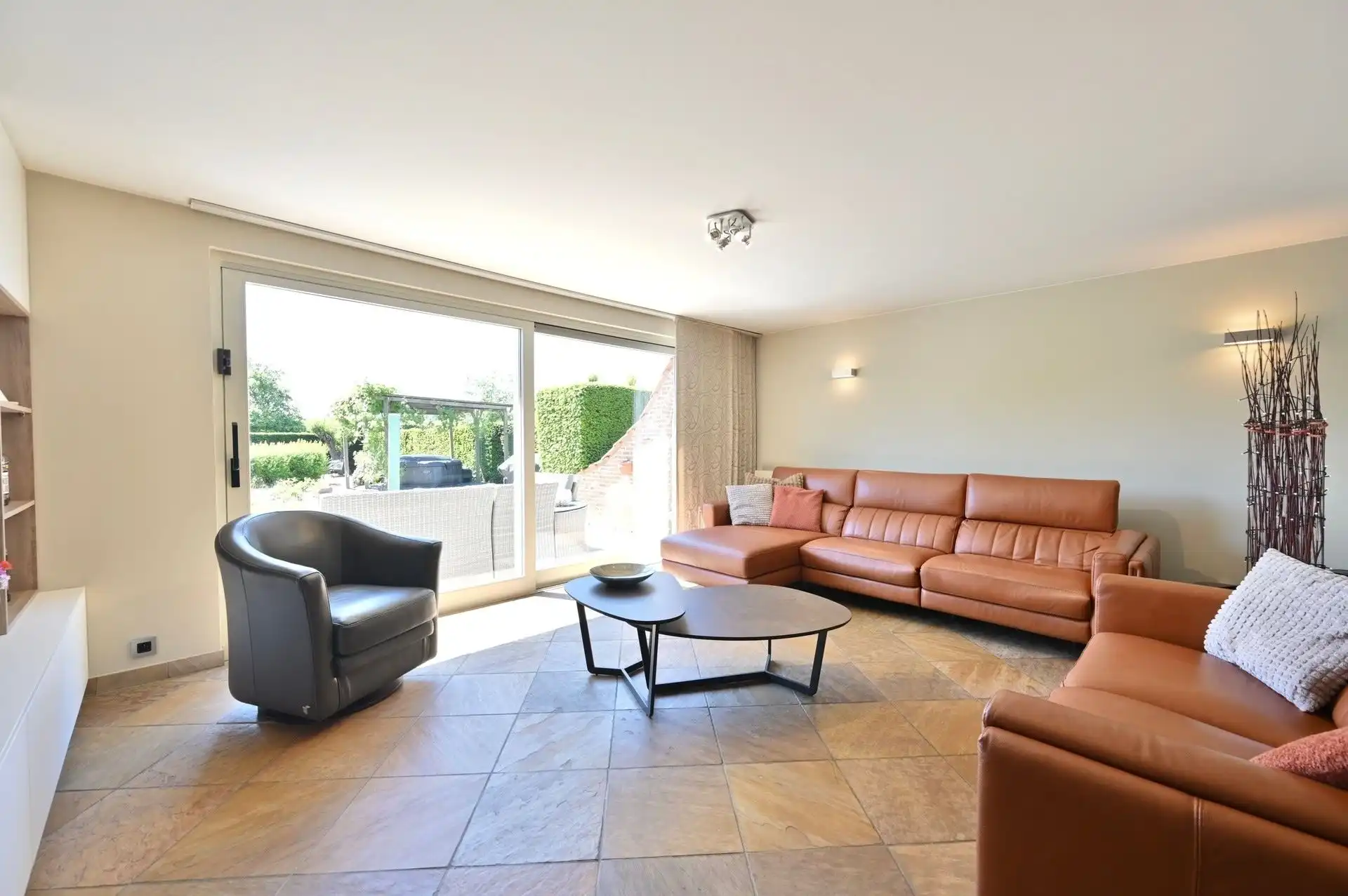Prachtige Villa woning met 4 slaapkamers, nieuwe keuken en badkamer, dubbele garage met zuidgerichte tuin foto 3