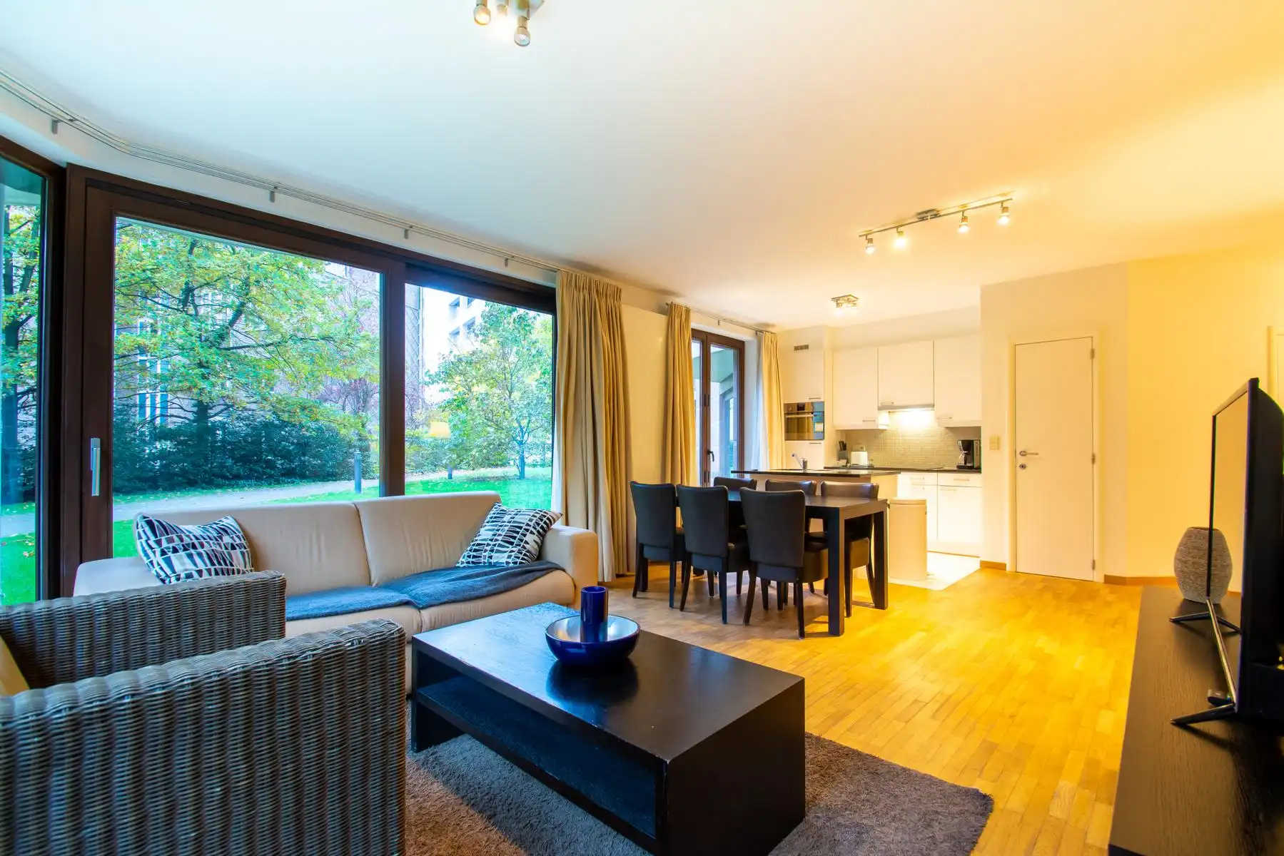 Prachtig gemeubeld app. 1 Kamer + gemeenschappelijke TUIN!!! foto 3