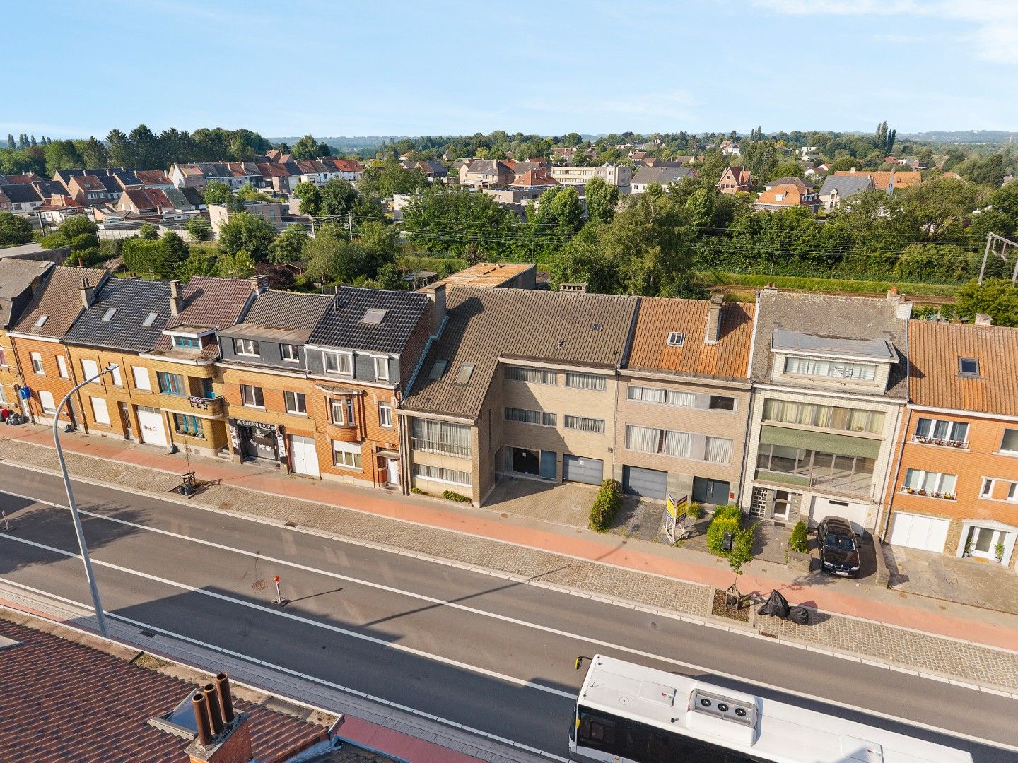 Karaktervolle voormalige dokterswoning met praktijkruimte, lift, dubbele garage, 5 SLPK. en grote tuin foto 34
