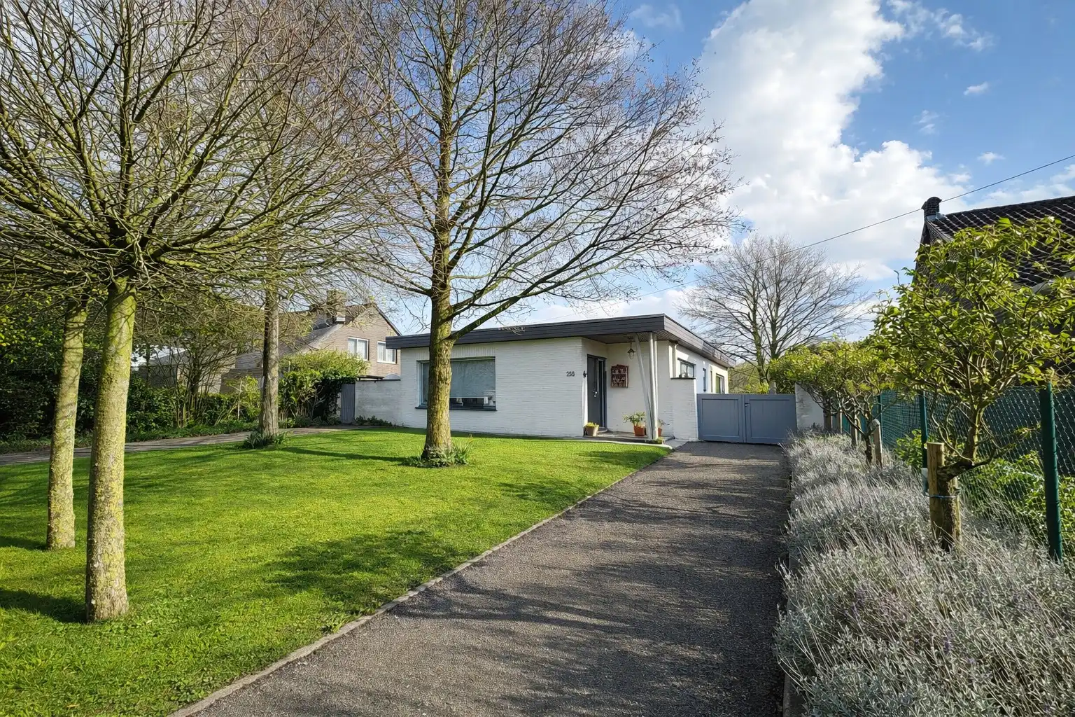 Hoofdfoto van de publicatie: Vrijstaande woning met mooie tuin, perceel van 1158 m², Torhout.