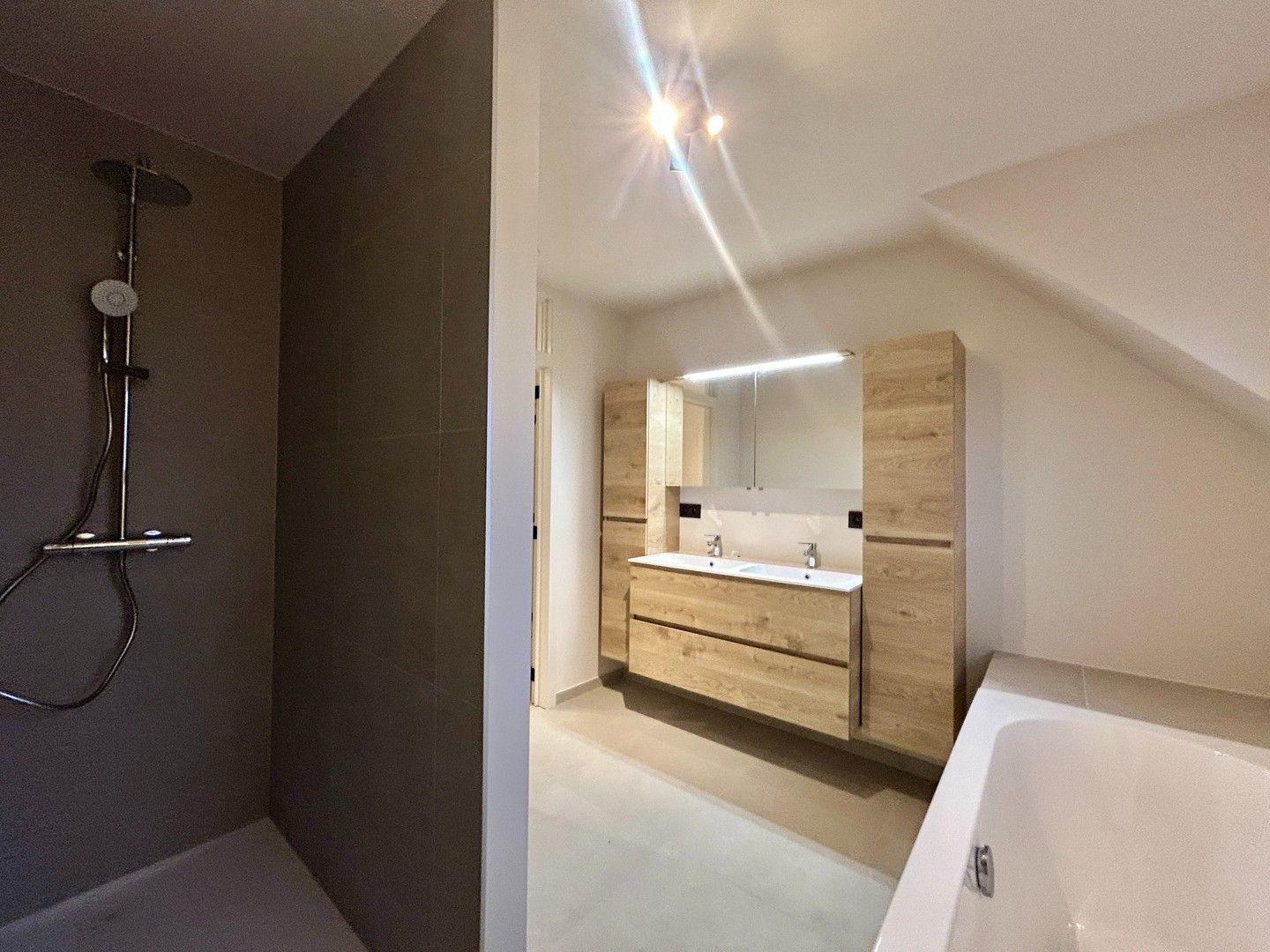 Prachtig gerenoveerde HOB met 3 slaapkamers te Rumbeke! foto 26