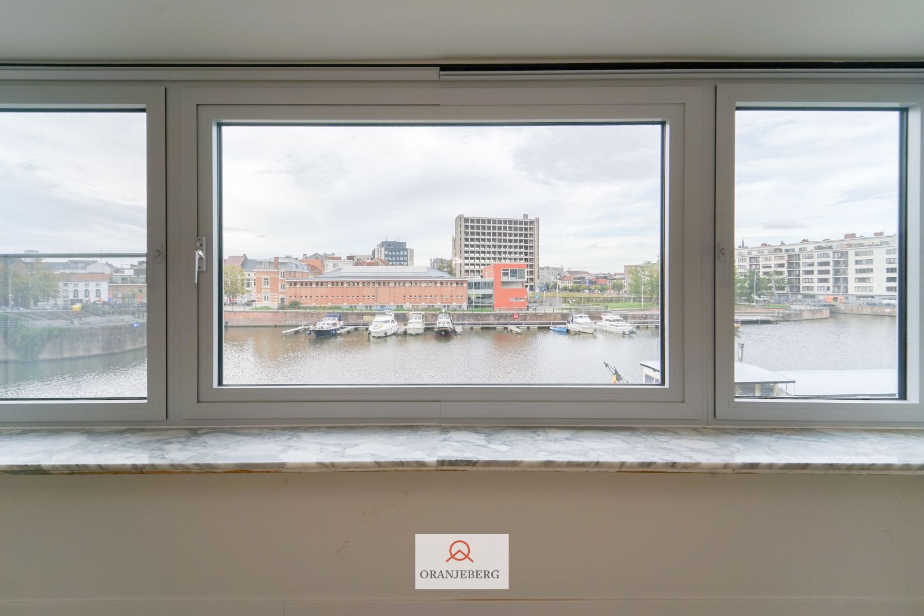Appartement met prachtig zicht over de Portus Ganda foto 4
