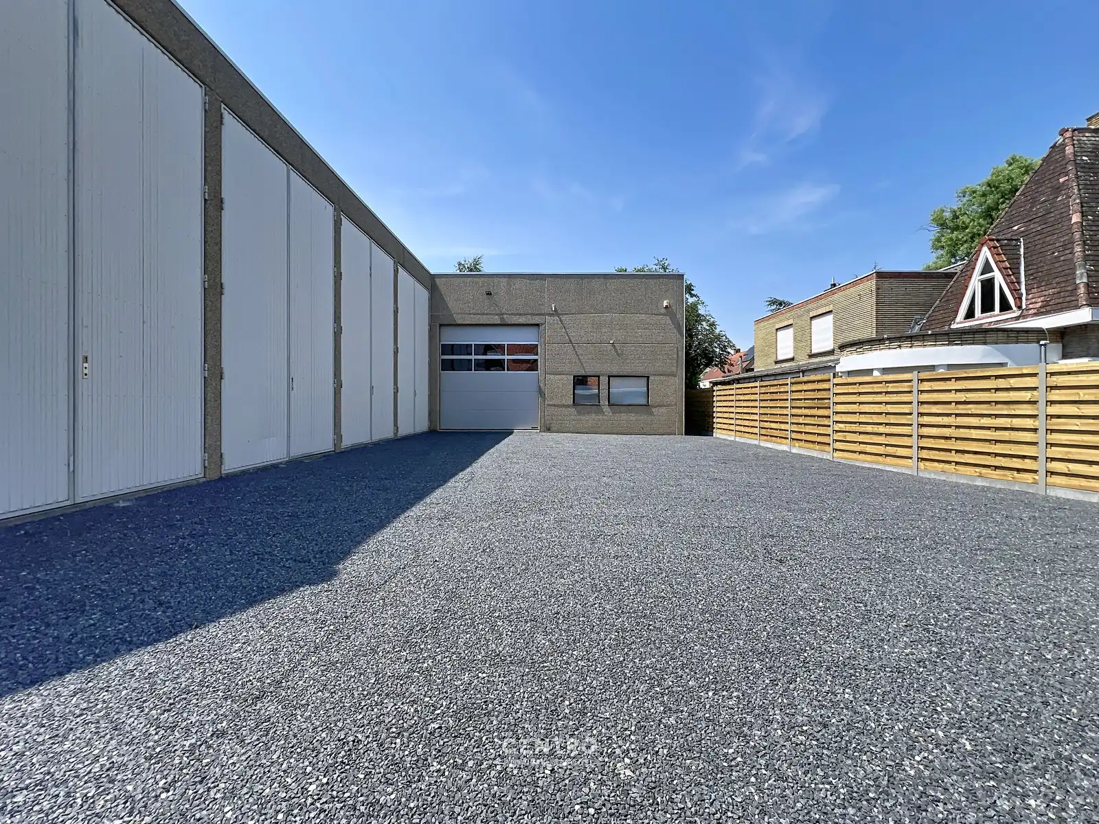 Instapklaar bedrijfspand (±345 m²) met magazijn, kantoor én 4 verhuurbare opslagunits, 1 garage en ruime parking op 603 m²  te INGELMUNSTER! foto 3