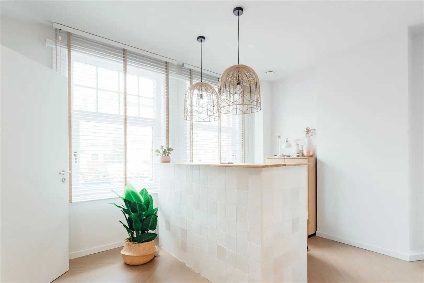 Opbrengsteigendom met praktijk en duplex appartement foto 3