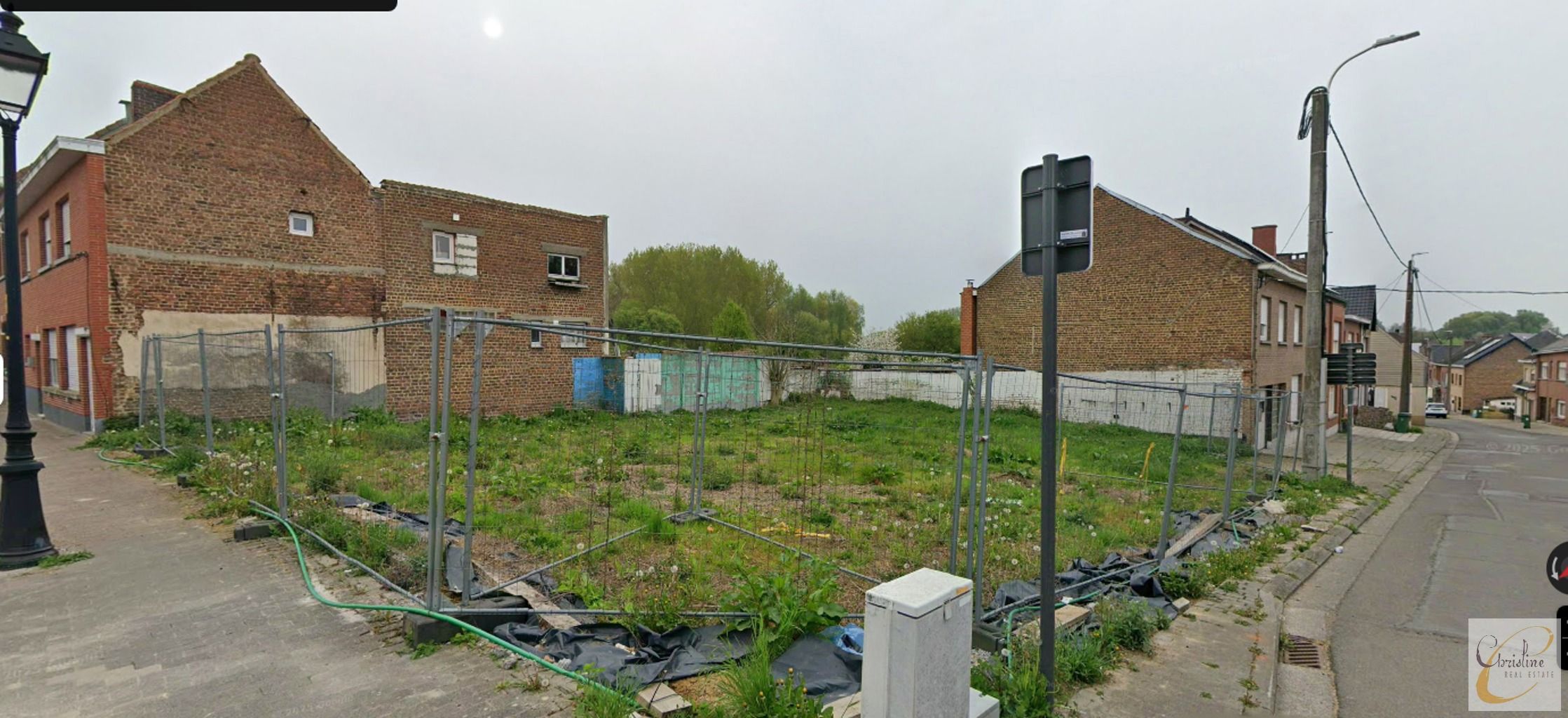 Projectgrond met vergunning voor 3 eengezinswoningen foto {{pictureIndex}}