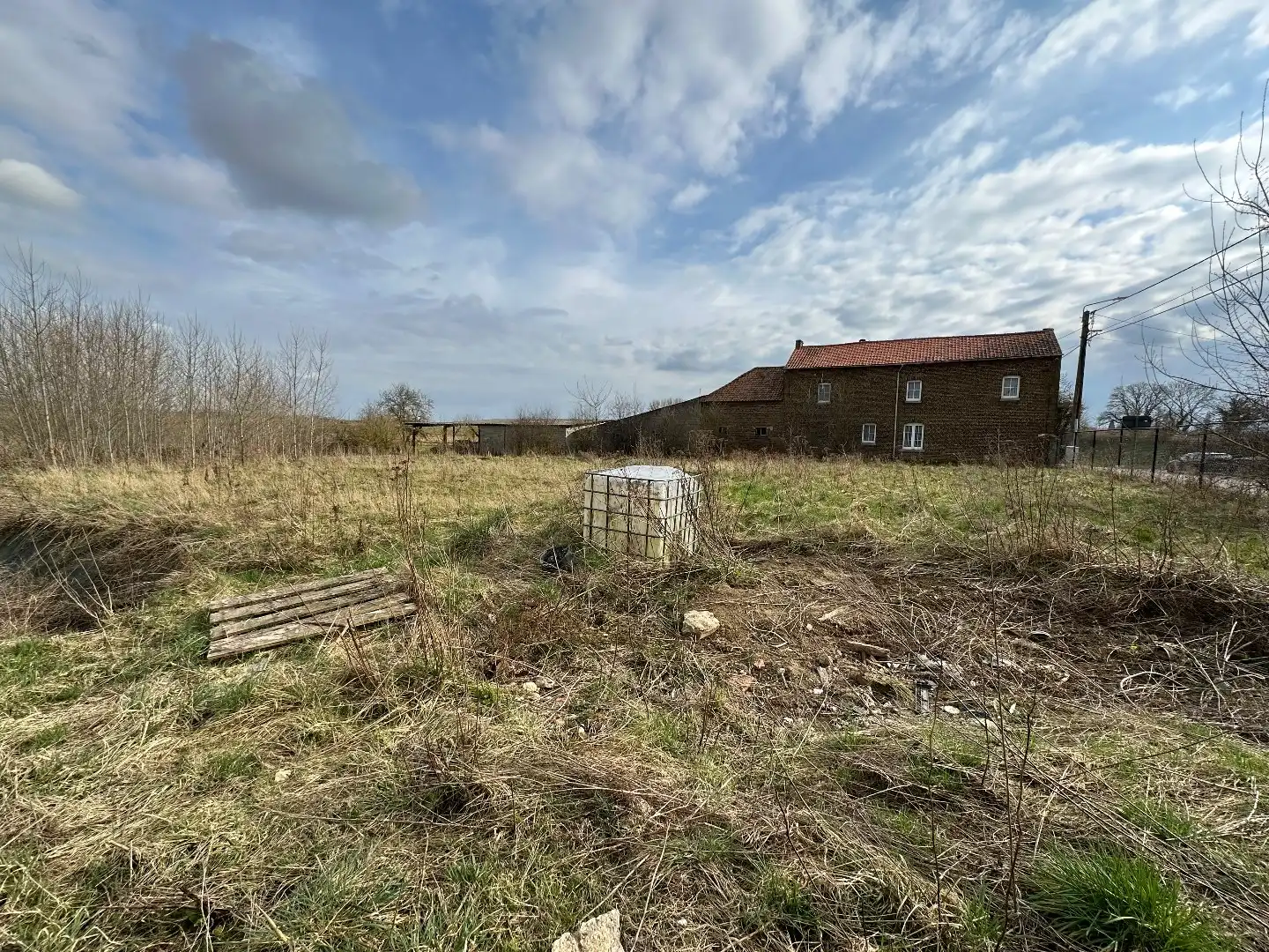 Unieke woning met enorm potentieel op perceel van 96 Are foto 4