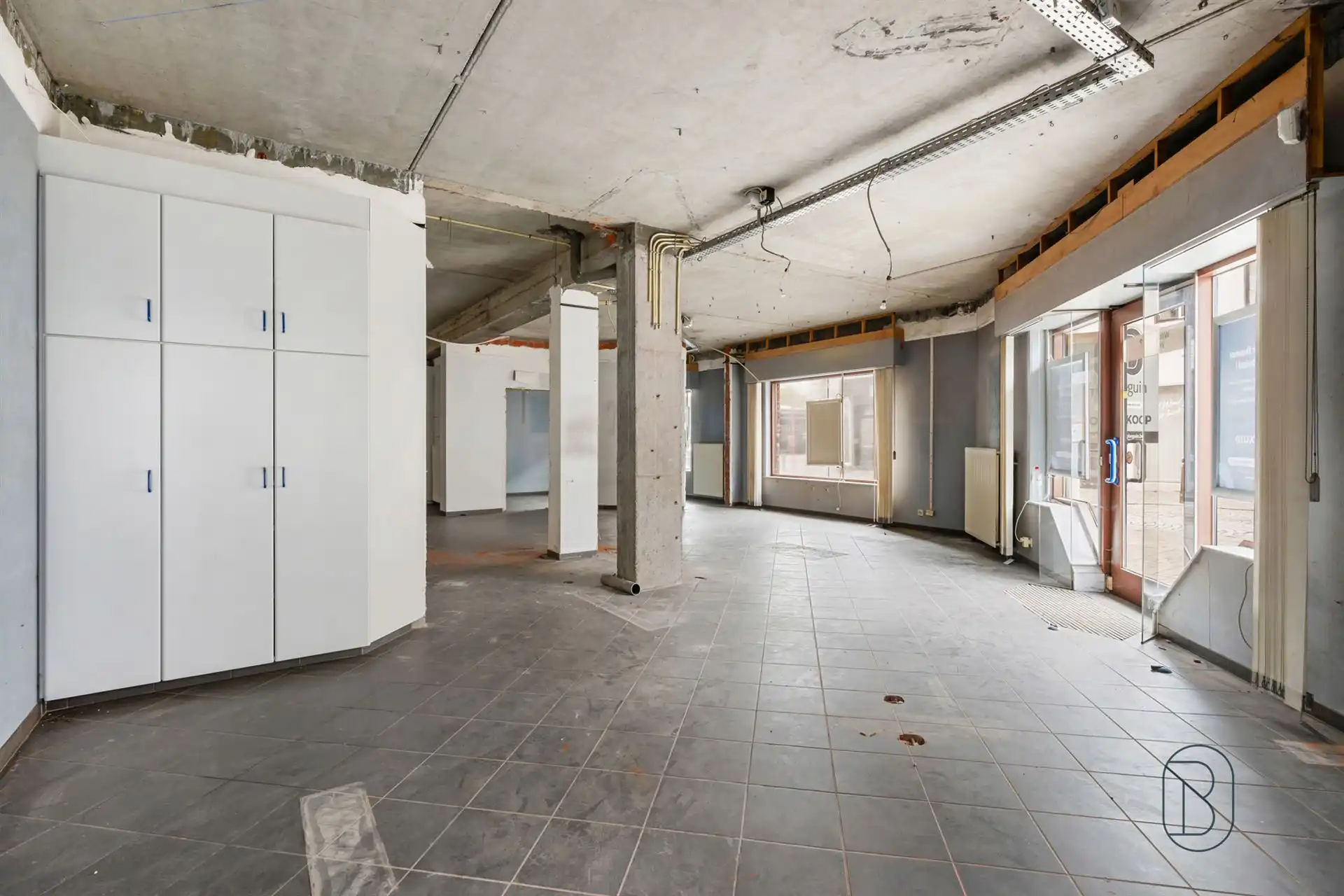 Topgelegen commerciële hoek! foto 5