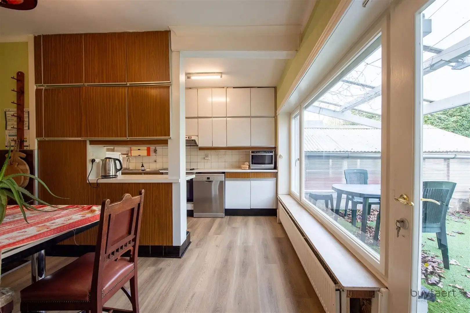 Veel renovatiepotentieel in ruime rustig gelegen familiewoning midden in het groen! foto 14