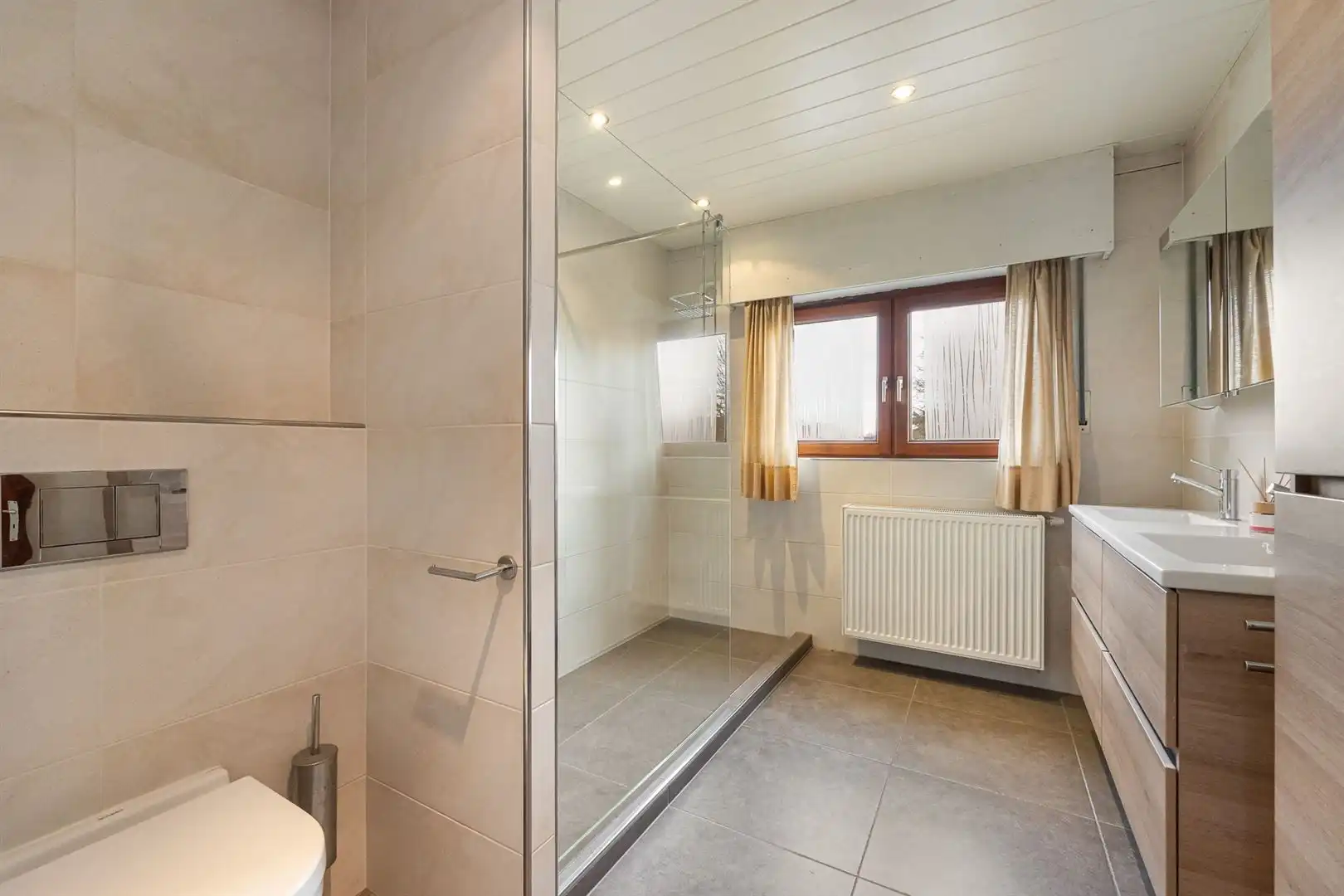 Te renoveren gezinswoning met tuin en garage in rustige centrumstraat foto 9