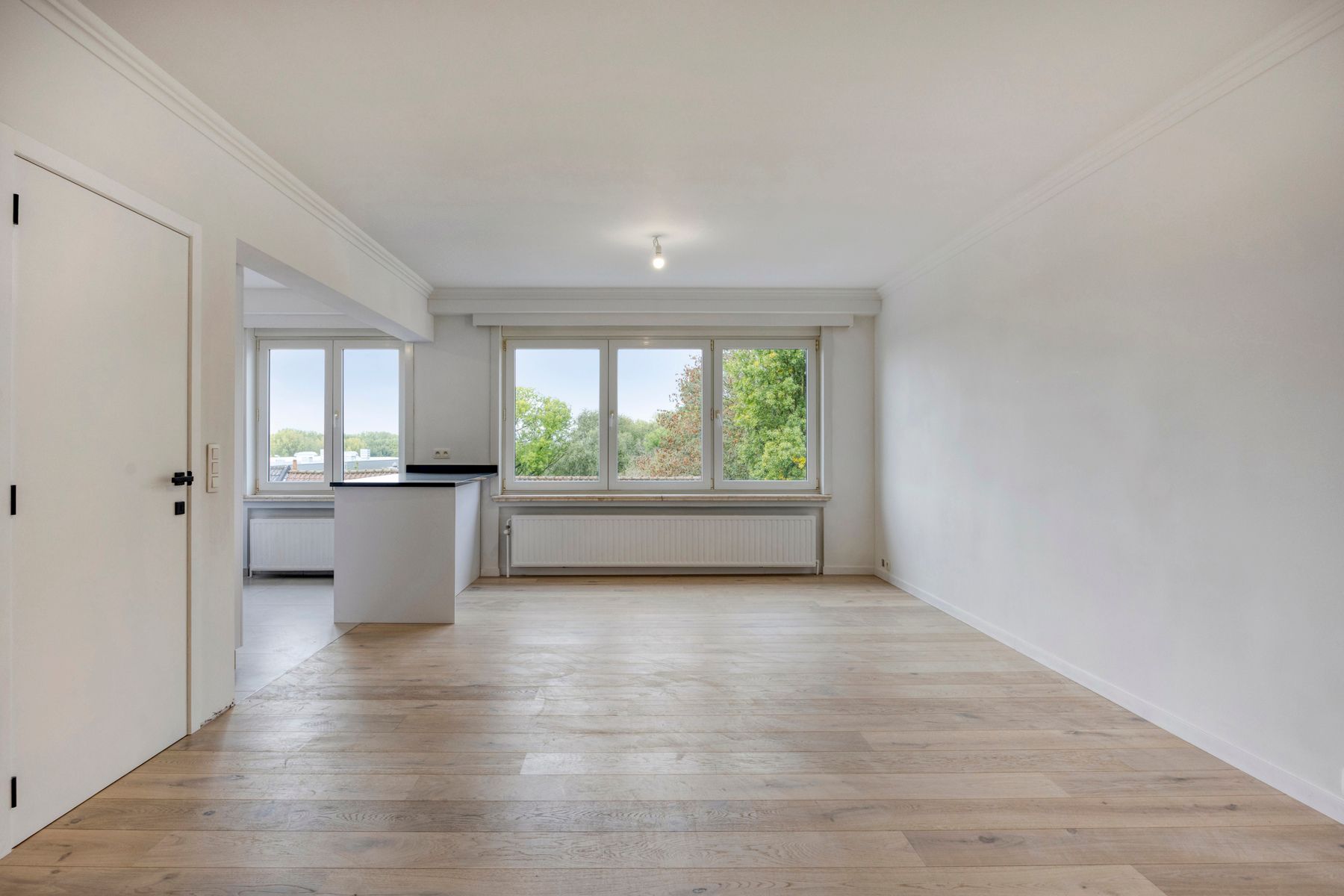 Luxueus gerenoveerd appartement met twee kamers en garage foto {{pictureIndex}}