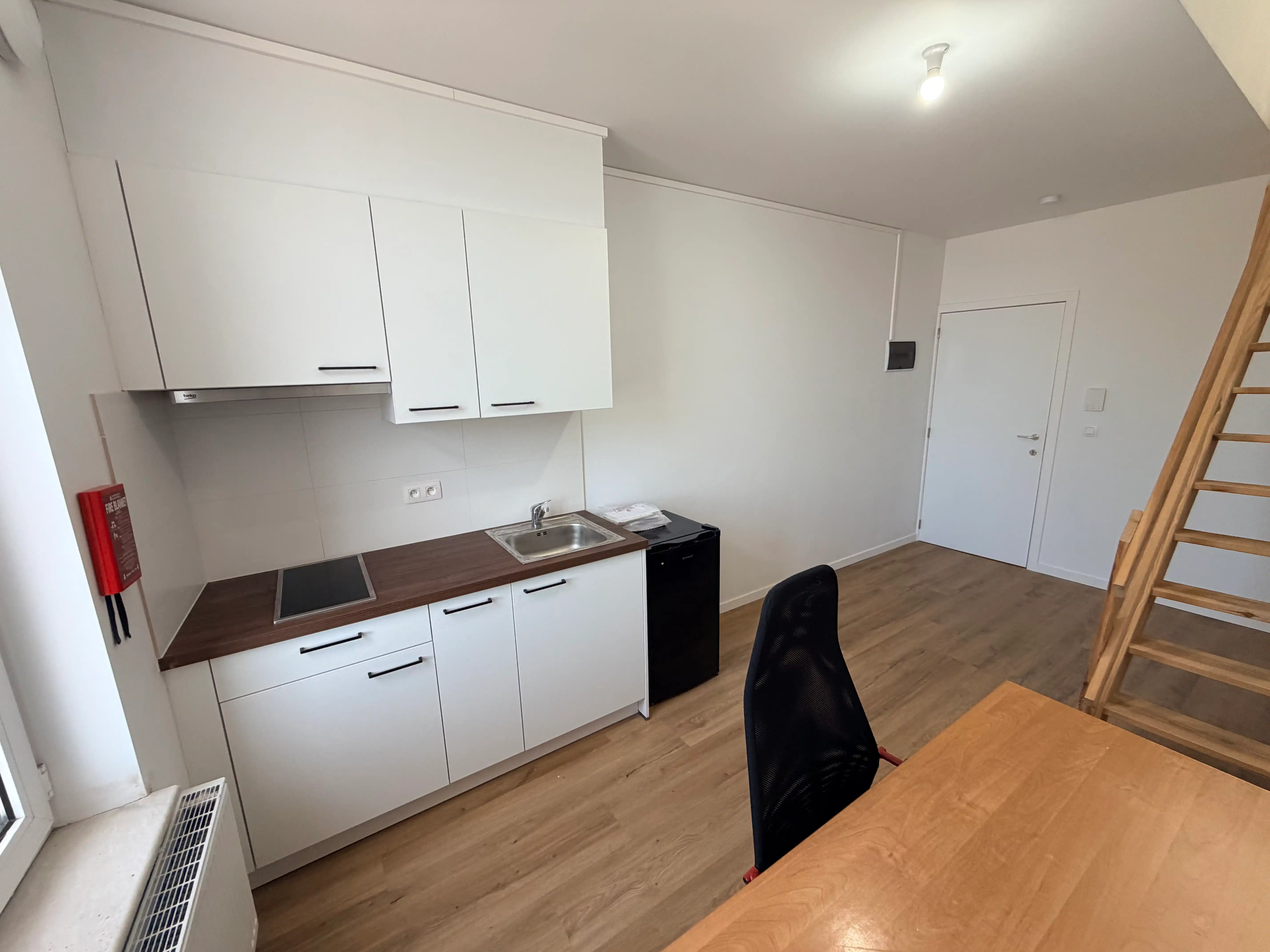 --- NIEUW --- Gerenoveerde STUDENTEN-studio (GEEN DOMICILIE MOGELIJK!) te huur in Gent, nabij UZ/station/overpoort foto {{pictureIndex}}