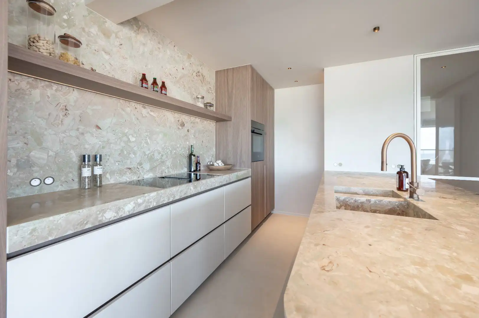 Luxueus gerenoveerd hoekappartement met terrassen en frontaal zeezicht foto 6