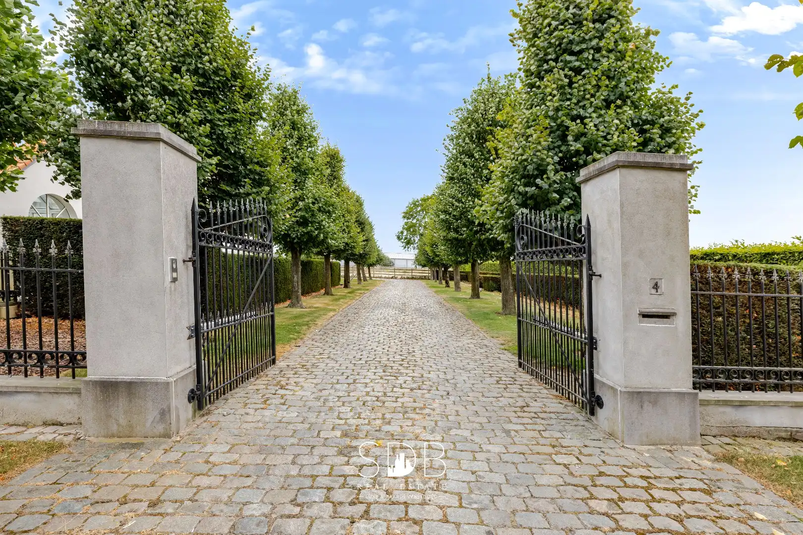 Landelijke villa met bijgebouwen en graslanden op 23.740m² foto 22