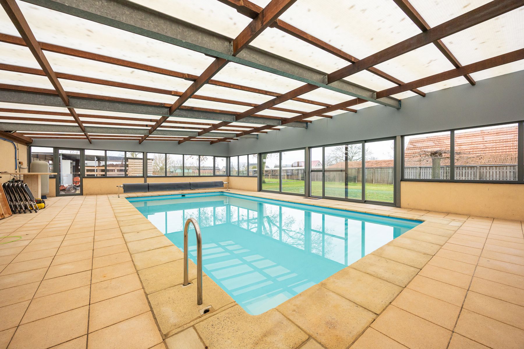 Landelijk gelegen woning met 4 slaapkamers, polyvalente werkruimte en binnenzwembad.  foto 18