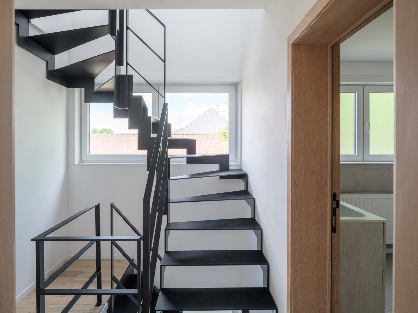 Volledig gerenoveerde, instapklare gezinswoning met grote tuin en dubbele garage foto 11