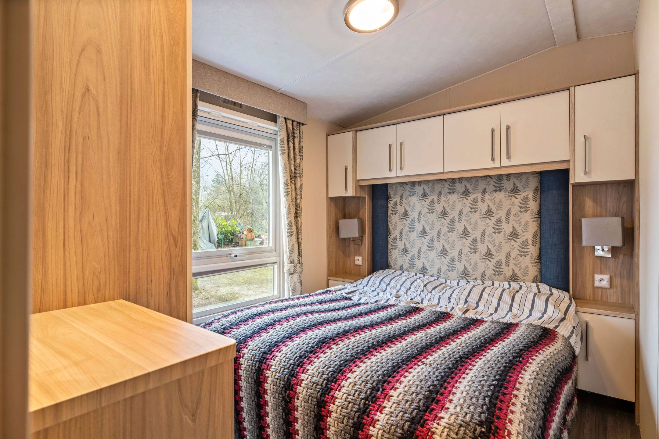 gezellige vaste caravan te midden van de natuur foto 17