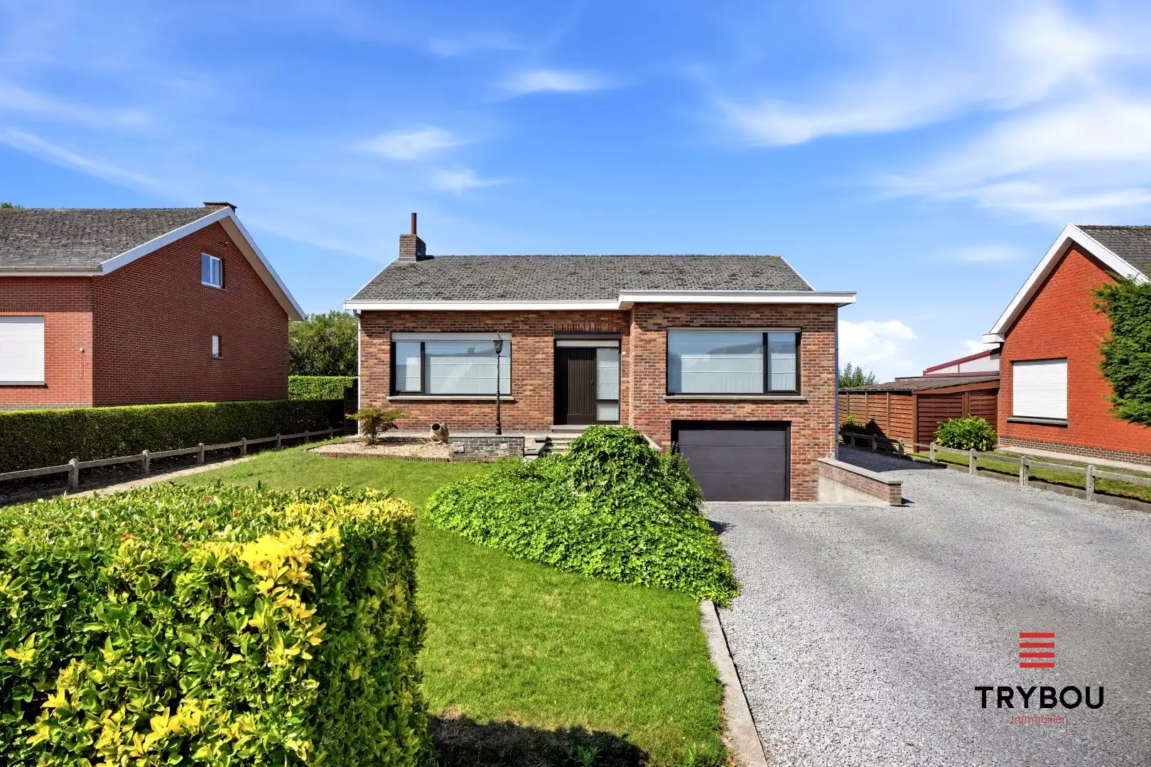 Hoofdfoto van de publicatie: Alleenstaande woning op een ruim perceel met 3 slaapkamers en 2 garages! 