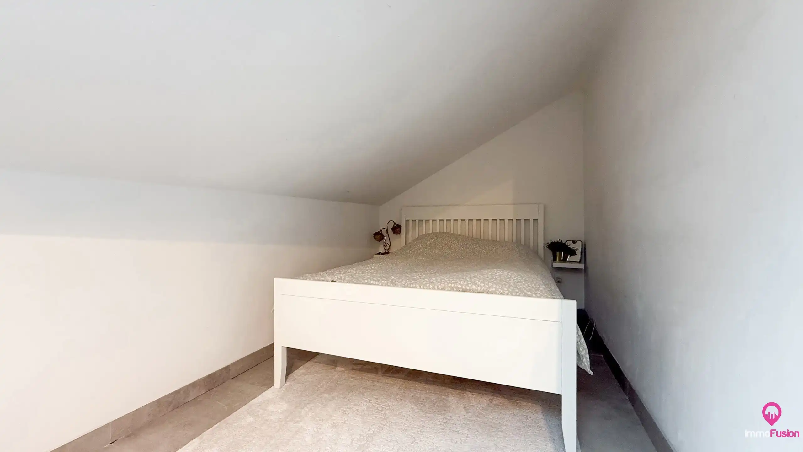 Ruime gerenoveerde gezinswoning met 4 slaapkamers op perceel foto 48
