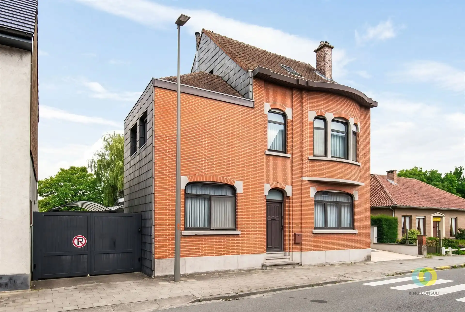Ruime woning met praktijkruimte, garage en tuin foto 22