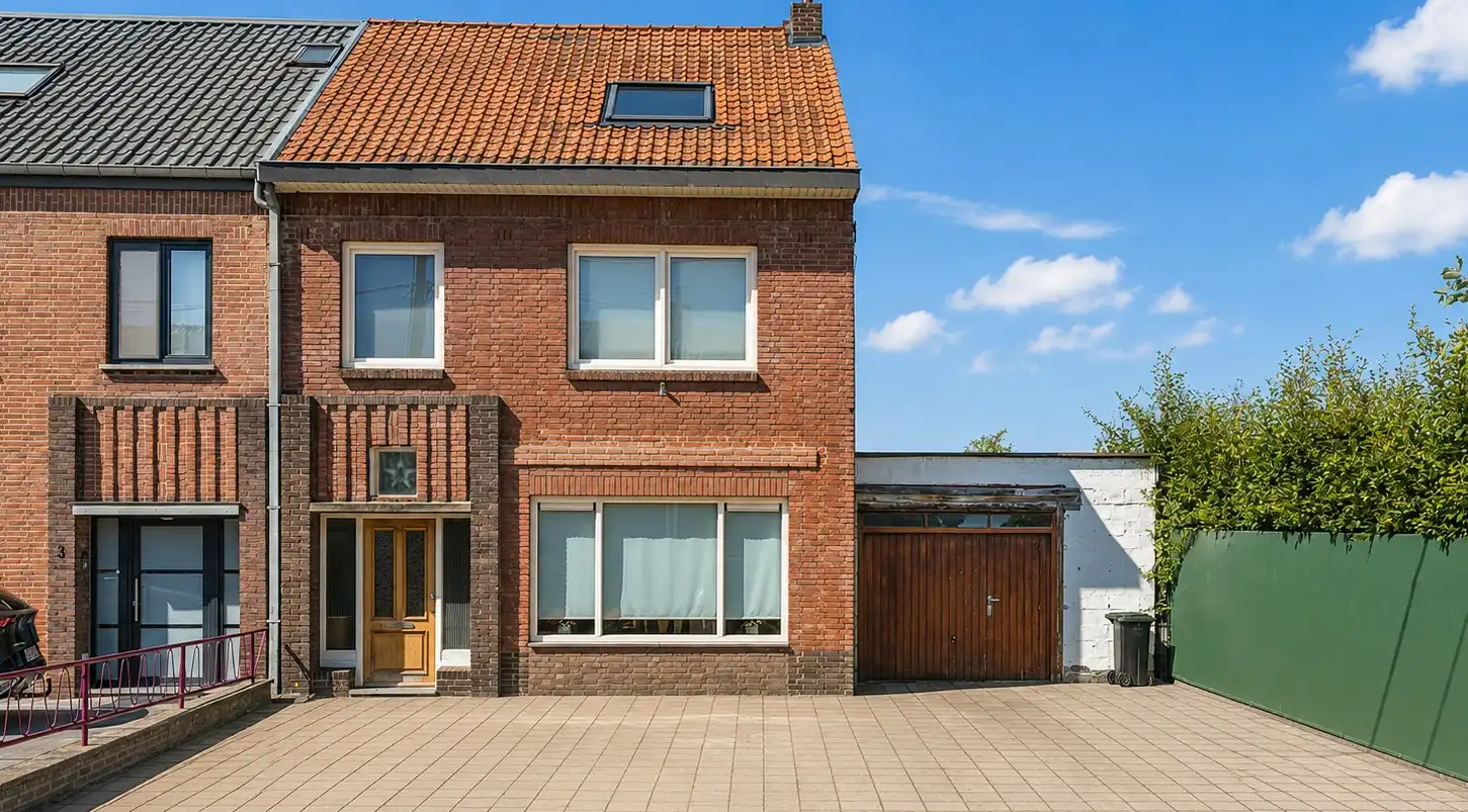 Gezinswoning met ruime garage, grote zolder en zonnige tuin foto {{pictureIndex}}
