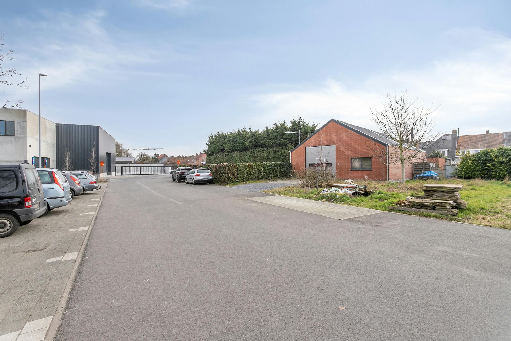 Modern magazijn van 145m² samen met ruime gezinswoning te koop in Bissegem foto {{pictureIndex}}
