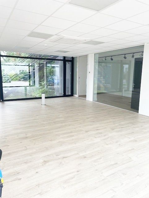 HIPPE KANTOREN-POLYVALENT GEBOUW NABIJ OPRIT E40 foto 3