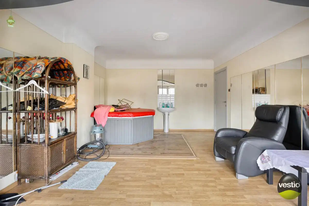 Ruime te renoveren woning met 3 slaapkamers op vlot bereikbare ligging (Genkersteenweg). foto 8